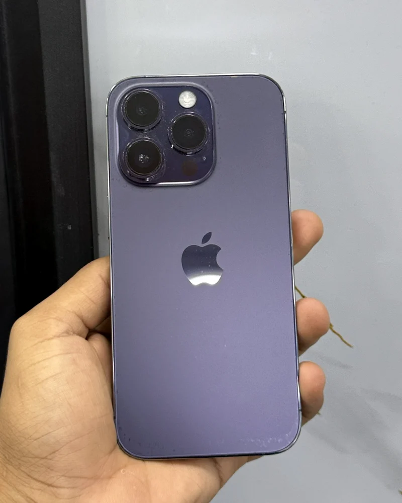 iPhone 14 Pro morado oscuro, foto real del equipo