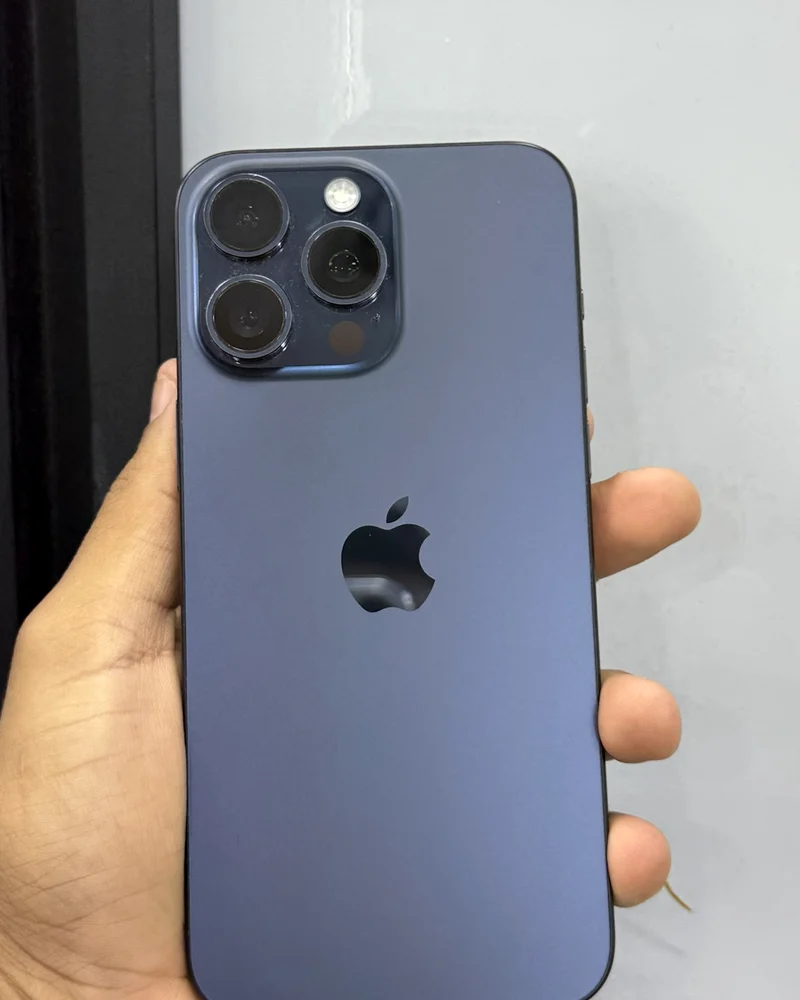 iPhone 15 Pro Max titanio azul, foto real del equipo